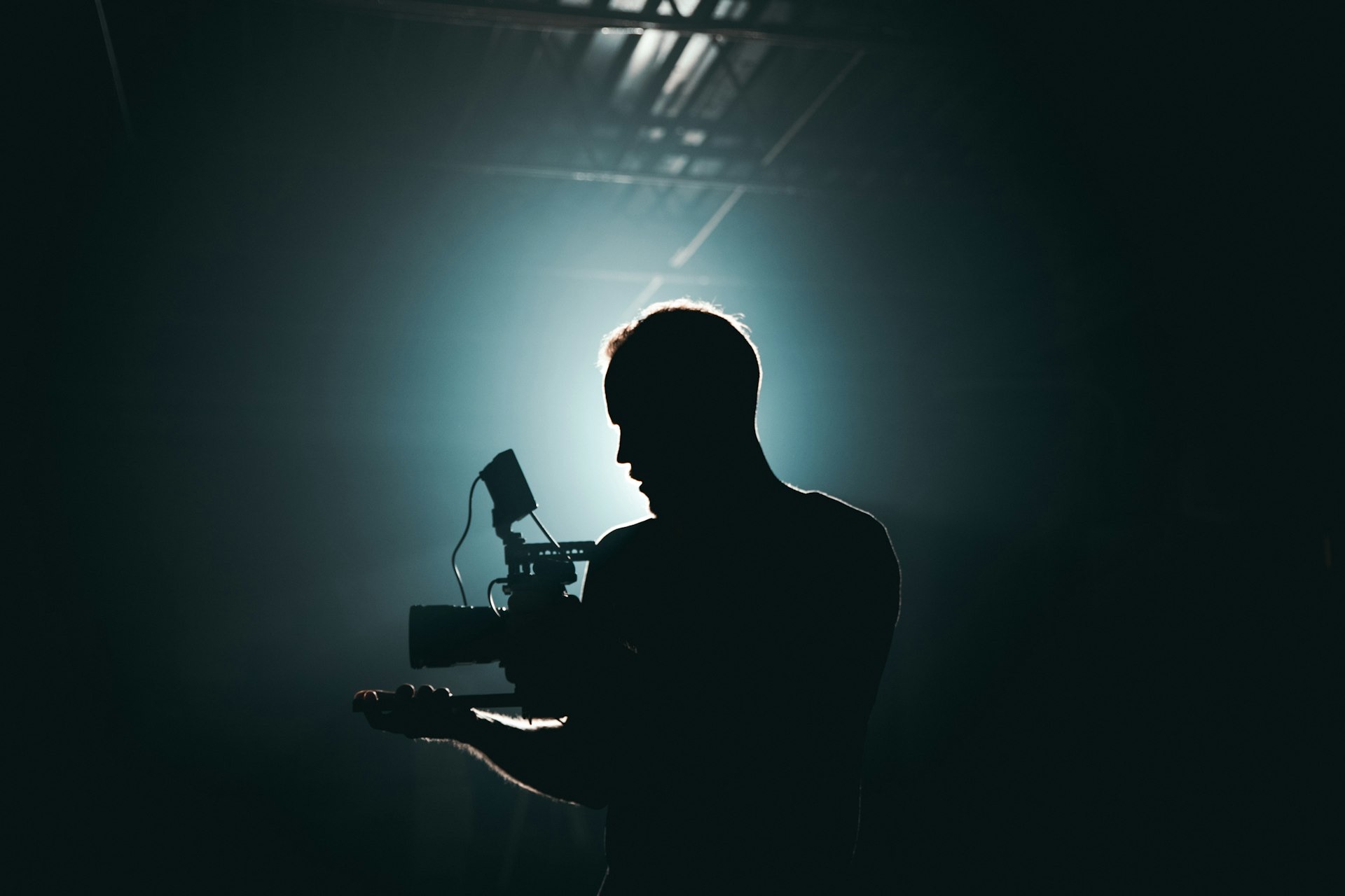 Cinematographer with a cinema camera on set — Verite Producciones