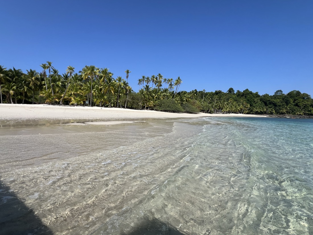 Deserted turquoise island beach — Isla Cebaquito, Panama