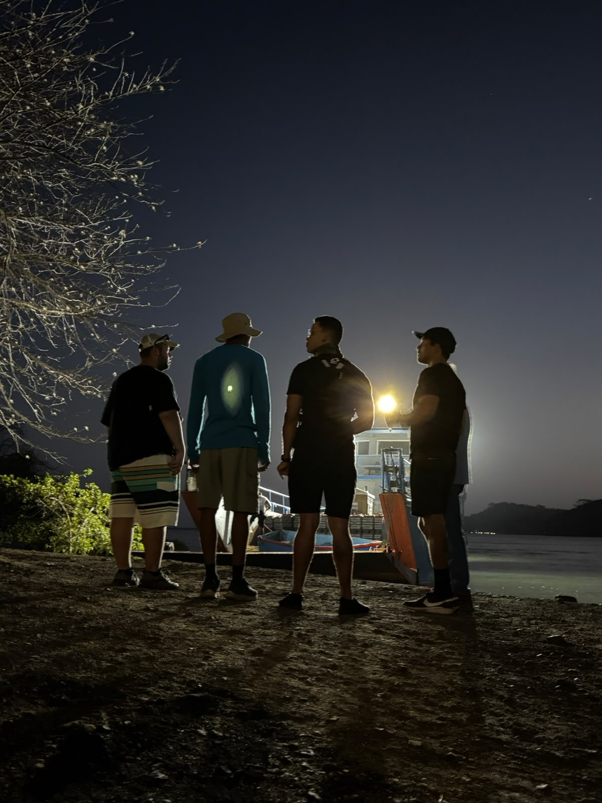 Backlit crew on location in Panama — Verite Producciones